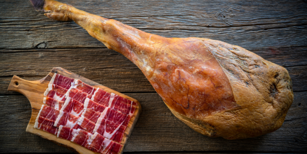 La Diferencia Clave entre Jamón Ibérico y Jamón Serrano: Guía Esencial de Compra